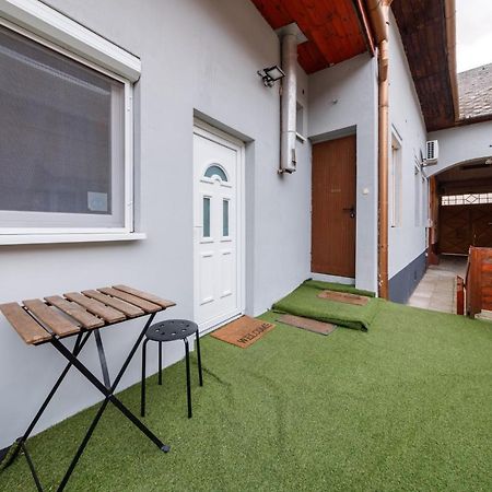 Cozy Modern Space At The Heart Of The City Дебрецен Екстер'єр фото